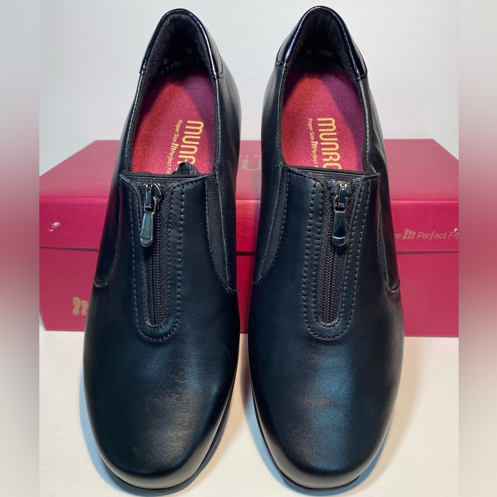 Munro Berkley Black Leather Zip Loafers Size 8W.